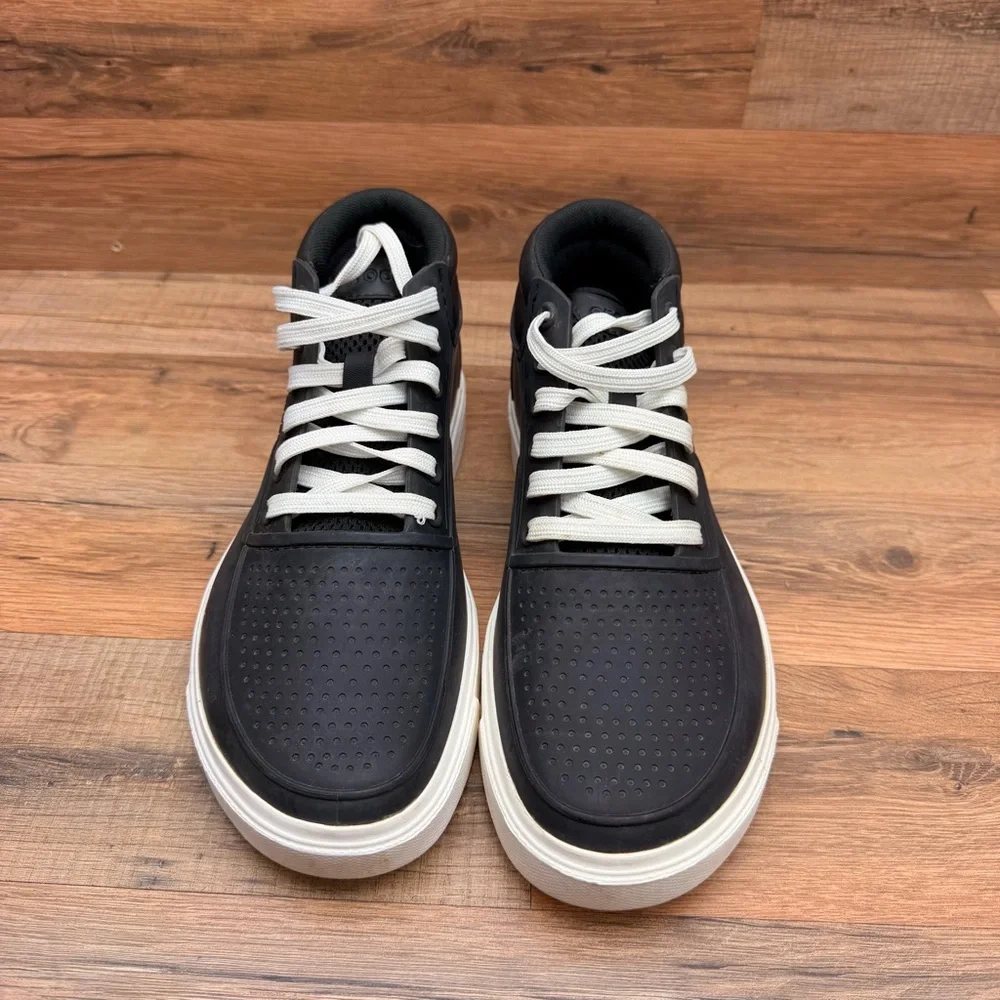 CROCS Men's size 7 Black and White Sneakers